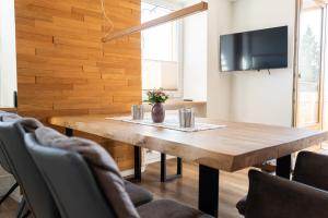 TV a/nebo společenská místnost v ubytování Ferienwohnungen Hirschen