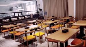 Restaurace v ubytování GreenTree Inn Heze Railway Station Hotel