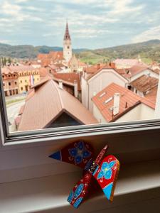 alféizar de la ventana con vistas a la ciudad en Vanjkuš, en Marija Bistrica