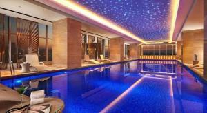 einen Pool in einem Gebäude mit Sternendecke in der Unterkunft Grand Parkray Hangzhou Hotel in Xiaoshan