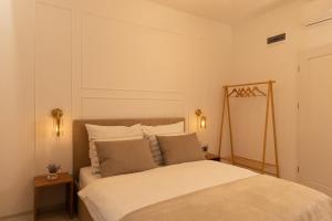 Postel nebo postele na pokoji v ubytování Kazimierz Residence Square by Staymoovers