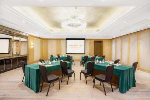 ein Konferenzraum mit Tischen und Stühlen und einer Leinwand in der Unterkunft Han Yue Lou Hotel Nanjing in Nanjing + 273 Fotos