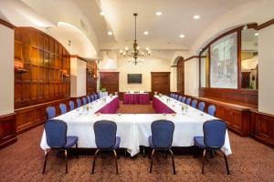 una sala de conferencias con una mesa larga y sillas en Handlery Union Square Hotel, en San Francisco