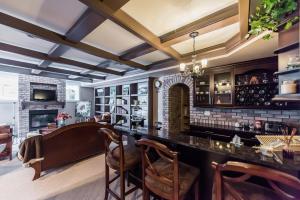 uma grande sala de degustação com um bar com cadeiras em Grace Guest House em White Rock