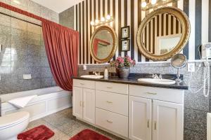 ein Bad mit einem Waschbecken, einem WC und Spiegeln in der Unterkunft The St. Mary's Inn, Bed and Breakfast in Colorado Springs