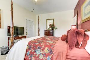 1 dormitorio con 1 cama y TV. en The St. Mary's Inn, Bed and Breakfast en Colorado Springs