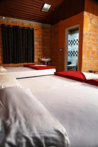 Postel nebo postele na pokoji v ubytování Veeras Western Sparrow Homestay