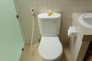 Un baño con un inodoro blanco y un lavabo. en Mona Homestay, en Sanur 18 fotos más