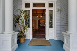 una puerta delantera de una casa con suelo azul en The St. Mary's Inn, Bed and Breakfast, en Colorado Springs