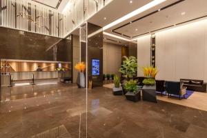 eine Lobby eines Hotels mit Pflanzen auf dem Boden in der Unterkunft Home Inn Selected Guangzhou Zhujiang New Town Wuyangcun Metro Station in Guangzhou