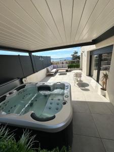 Fotografie z fotogalerie ubytování l'hippy chic jacuzzi superbe vue étang de Thau v destinaci Balaruc-les-Bains