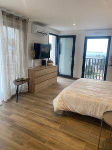 TV/trung tâm giải trí tại l'hippy chic jacuzzi superbe vue étang de Thau