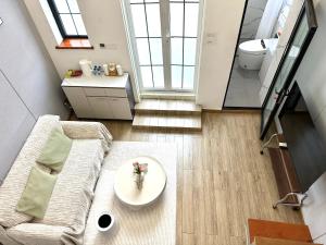 ein Wohnzimmer mit Sofa und Tisch in der Unterkunft Private Garden Courtyard in Shanghai Old Villa Near City Center Nanjing West Road Metro Station in Shanghai