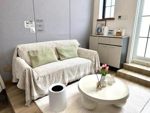 ein Wohnzimmer mit Sofa und Tisch in der Unterkunft Private Garden Courtyard in Shanghai Old Villa Near City Center Nanjing West Road Metro Station in Shanghai