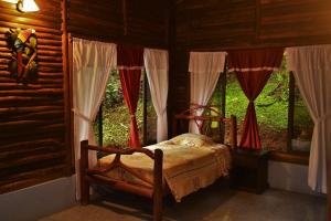Boca TapadaにあるHotel Pedacito de Cieloのベッドルーム1室(窓の前にベッド1台付) +80枚の写真