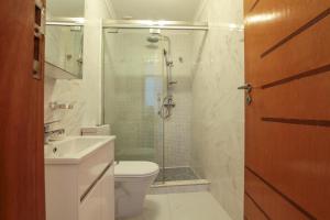 ein Badezimmer mit Dusche, Toilette und Waschbecken in der Unterkunft Josden Maianga T2 in Luanda