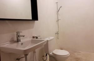 Ένα μπάνιο στο MenTari GuestHouse +13 φωτογραφίες