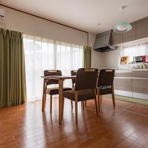 - une table à manger et des chaises dans la cuisine dans l'établissement ゲストハウス634庵, à Sango