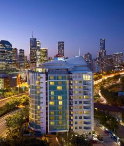 布里斯本的住宿－The Point Brisbane Hotel，夜幕降临城市前的高楼