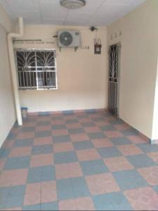 Cette chambre est dotée d'un sol en damier et d'un mur blanc. dans l'établissement D Baity Homestay Gemas-MALAY ONLY, à Gemas 2 autres photos