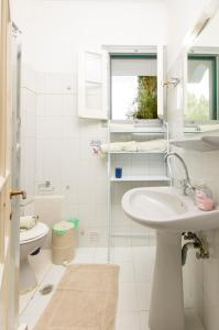 Koupelna v ubytování Rigos Apartments