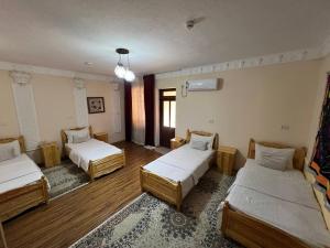 Ένα ή περισσότερα κρεβάτια σε δωμάτιο στο Emir Hotel