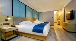 a large bedroom with a large bed and a television at City Comfort Inn Hotel Nanning Nanhu Park Macun Metro Station in Nanning