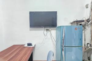 TV a/nebo společenská místnost v ubytování RedDoorz Syariah near Sukabumi Station