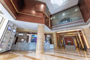 un vestíbulo de un hotel con una escalera y un edificio en Lavande Hotels·Dongguan Nancheng, en Dongguan