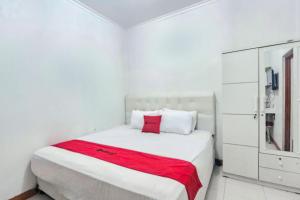 Postel nebo postele na pokoji v ubytování RedDoorz Syariah near Sukabumi Station + 9 fotografií
