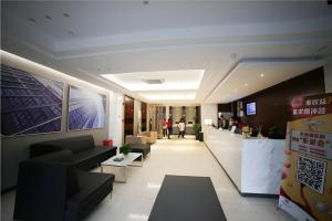 a lobby of a restaurant with couches and a bar at City Comfort Inn Hengyang Dayang Department Lianhu Plaza in Hengyang