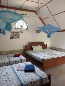 Habitación con 2 camas y 2 sombrillas en Suduweli Beauties of Nature - Yala, en Kirinda