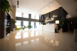 un grand hall avec des lumières sur le sol d'un bâtiment dans l'établissement Echarm Hotel Guiyang International Convention & Exhibition Center, à Guiyang