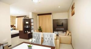 TV a/nebo společenská místnost v ubytování Zahra Syariah Hotel Kendari