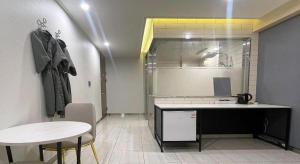a room with a desk and a table in a room at Some Motel in Suwŏn-yŏk +103 photos