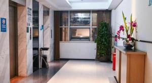 un couloir de bureau avec un bureau et une fenêtre dans l'établissement City Comfort Inn Wuhan Hanyang Street Caidian Square Metro Station, à Wuhan