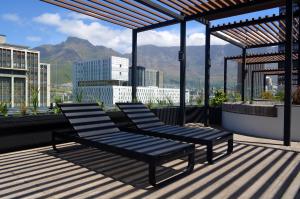 Cảnh núi rừng hoặc tầm nhìn ra núi từ căn hộ