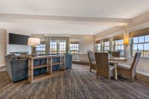 TV a/nebo společenská místnost v ubytování Comfort Suites Chincoteague Island Bayfront Resort + 78 fotografií