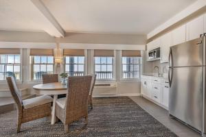 Kuchyň nebo kuchyňský kout v ubytování Comfort Suites Chincoteague Island Bayfront Resort