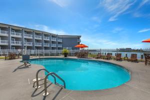Bazén v ubytování Comfort Suites Chincoteague Island Bayfront Resort nebo v jeho okolí