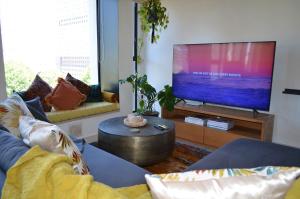 TV/trung tâm giải trí tại 506 The Duke Luxury Self Catering Apartment