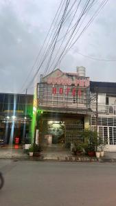 un magasin avec un panneau à l'avant dans l'établissement Cường Phú Hotel Hồ Chí Minh, à Hô-Chi-Minh-Ville