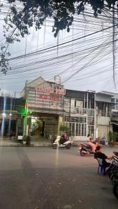 un groupe de personnes conduisant des motos dans une rue dans l'établissement Cường Phú Hotel Hồ Chí Minh, à Hô-Chi-Minh-Ville