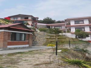 un groupe de maisons dans une ville dans l'établissement Stupa Resort, à Nagarkot