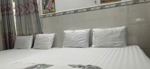 - un lit avec 4 oreillers dans l'établissement Cường Phú Hotel Hồ Chí Minh, à Hô-Chi-Minh-Ville