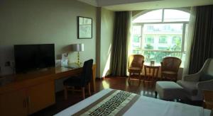 TV a/nebo společenská místnost v ubytování San Jiang Grand Hotel