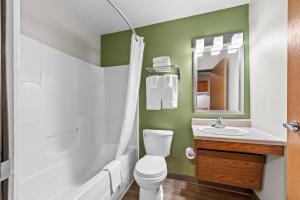 Koupelna v ubytování WoodSpring Suites San Antonio South + 27 fotografií