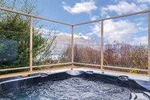 eine Whirlpool-Badewanne mit Bergblick in der Unterkunft Vancouver Spa Views in Queenstown