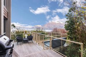 einen Balkon mit Blick auf die Berge in der Unterkunft Vancouver Spa Views in Queenstown + 22 Fotos