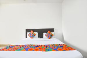 Postel nebo postele na pokoji v ubytování FabHotel Surajkund Residency